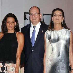 La princesse Stéphanie de Monaco, son frère, le prince Albert II de Monaco et la princesse Caroline de Hanovre lors du traditionnel gala au profit de l'association Fight Aids Monaco, présidée par la princesse Stéphanie de Monaco à la salle des Etoiles au Sporting de Monaco à Mont-Carlo, le 10 Juillet 2015.