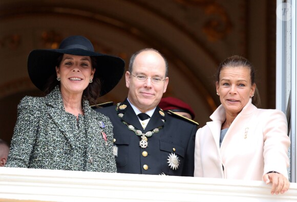 La princesse Caroline de Hanovre, le prince Albert II et la princesse Stephanie de Monaco - La famille de Monaco au balcon du palais princier lors de la fete nationale à Monaco. Le 19 novembre 2013.
