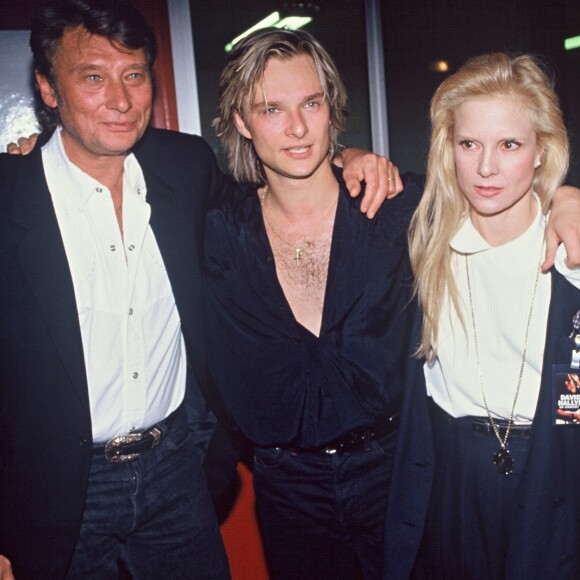 David Hallyday le soir de la première de sa tournée en 1991 avec son père Johnny Hallyday et sa mère Sylvie Vartan, à Paris, le 9 mars 1991.