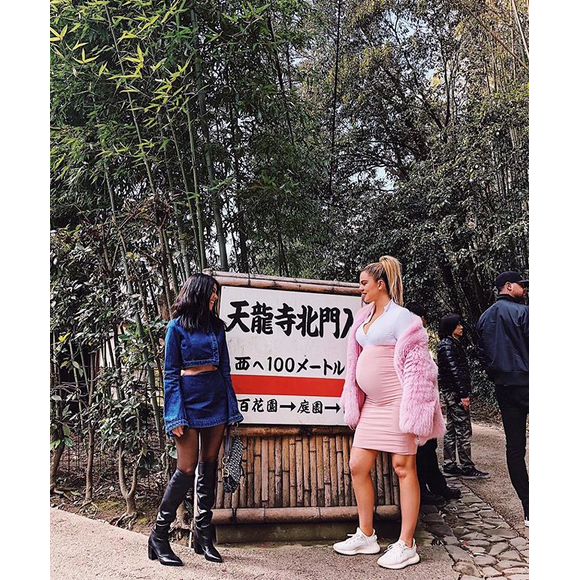 Kourtney et Khloé Kardashian au Japon. Mars 2018.