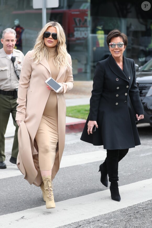 Khloé Kardashian enceinte est allée faire du shopping avec sa mère Kris Jenner à West Hollywood, le 7 mars 2018.