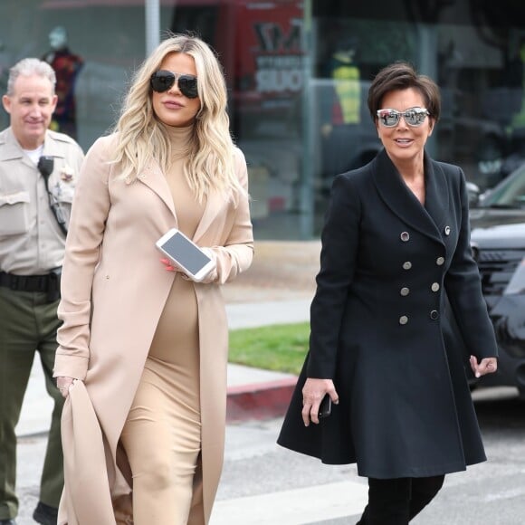 Khloé Kardashian enceinte est allée faire du shopping avec sa mère Kris Jenner à West Hollywood, le 7 mars 2018.