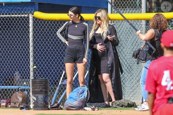 Kendall Jenner et Khloé Kardashian enceinte - La famille Kardashian (et leur équipe "Calabasas Peaches") lors d'un match de softball avec des amis à Los Angeles, le 6 mars 2018.