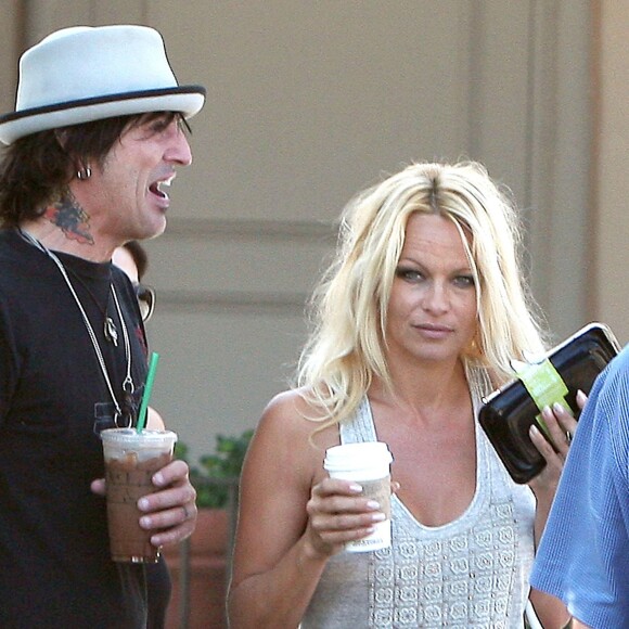 Tommy Lee et Pamela Anderso dans les rues de Malibu en 2008.