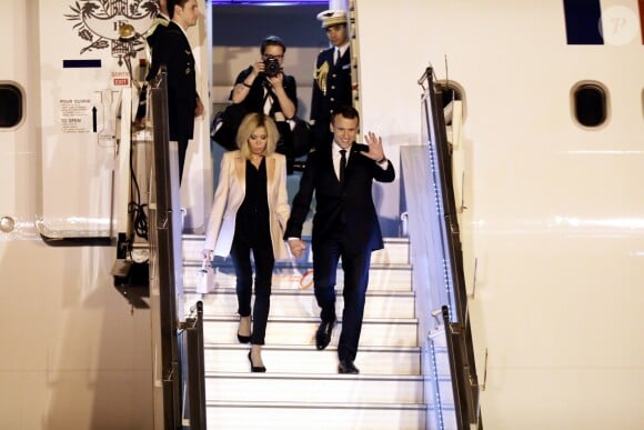 Le président Emmanuel Macron, La première dame Brigitte Macron lors de l'arrivée du couple présidentiel français à l'aéroport militaire de Delhi le 9 mars 2018. Le président français et son épouse sont en voyage officiel en Inde pour 3 jours. © Dominique Jacovides / Bestimage
