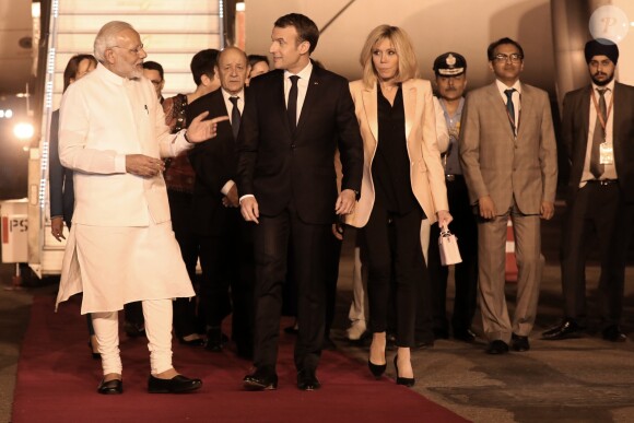 Le premier ministre indien Narendra Modi accueille le président Emmanuel Macron et sa femme à l'aéroport militaire de Delhi le 9 mars 2018. Le président français et son épouse sont en voyage officiel en Inde pour 3 jours. © Ludovic Marin / Pool / Bestimage