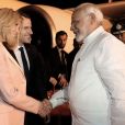 Le premier ministre indien Narendra Modi accueille le président Emmanuel Macron et sa femme à l'aéroport militaire de Delhi le 9 mars 2018. Le président français et son épouse sont en voyage officiel en Inde pour 3 jours. © Ludovic Marin / Pool / Bestimage