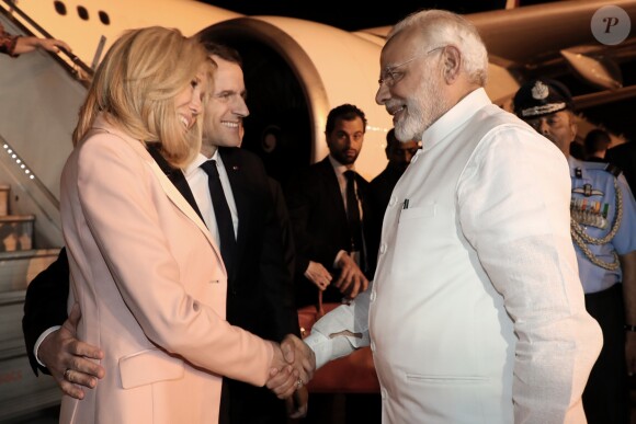 Le premier ministre indien Narendra Modi accueille le président Emmanuel Macron et sa femme à l'aéroport militaire de Delhi le 9 mars 2018. Le président français et son épouse sont en voyage officiel en Inde pour 3 jours. © Ludovic Marin / Pool / Bestimage