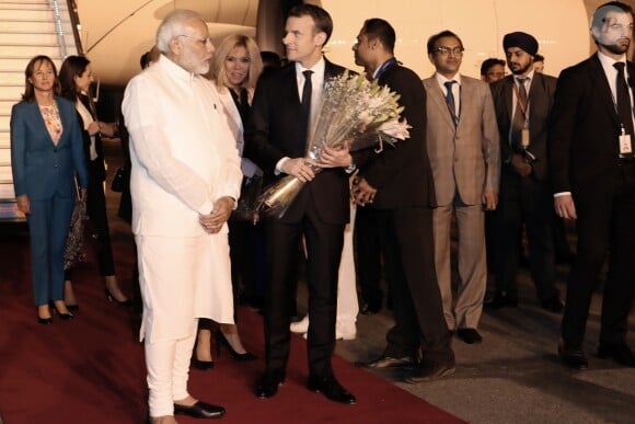 Le premier ministre indien Narendra Modi accueille le président Emmanuel Macron et sa femme à l'aéroport militaire de Delhi le 9 mars 2018. Le président français et son épouse sont en voyage officiel en Inde pour 3 jours. © Ludovic Marin / Pool / Bestimage