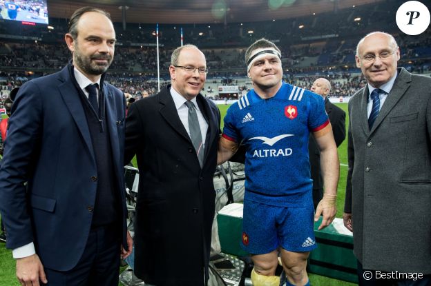 Edouard Philippe, Premier ministre, le prince Albert II de Monaco, Guilhem Guirado et Bernard Laporte, président de la Fédération française de Rugby à XV - Célébrités lors du tournoi des six nations de rugby, la France contre l'Angleterre au Stade de France à Saint-Denis, Seine Saint-Denis, France, le 10 mars 2018. Les Bleus s'imposent 22-16. © Cyril Moreau/Bestimage