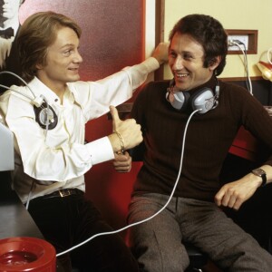 Claude François dans son hôtel particulier parisien avec son ami Michel Drucker, le 9 mars 1972.