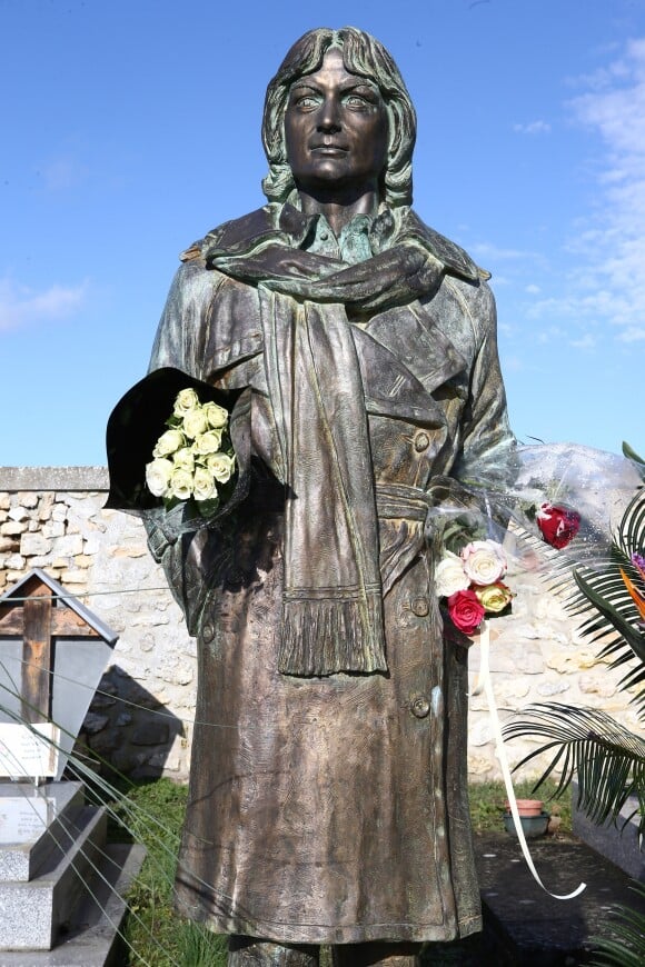 Rassemblement pour les 40 ans de la mort de Claude François à l'église de Dannemois et au cimetière puis visite du moulin ou il habitait le 11 mars 2018.