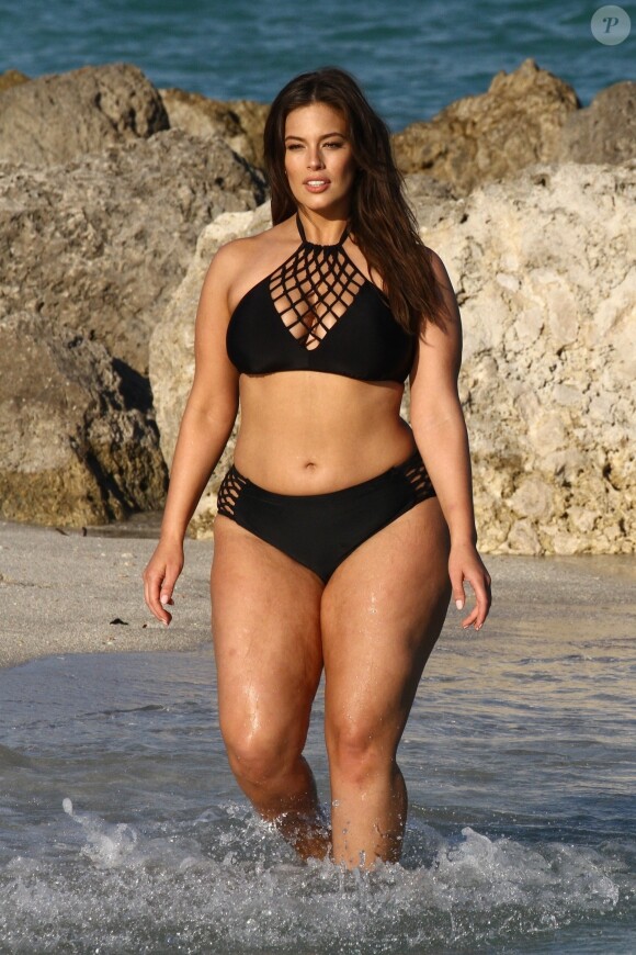 Ashley Graham en pleine séance photo sur la plage de Miami, le 14 mars 2018.
