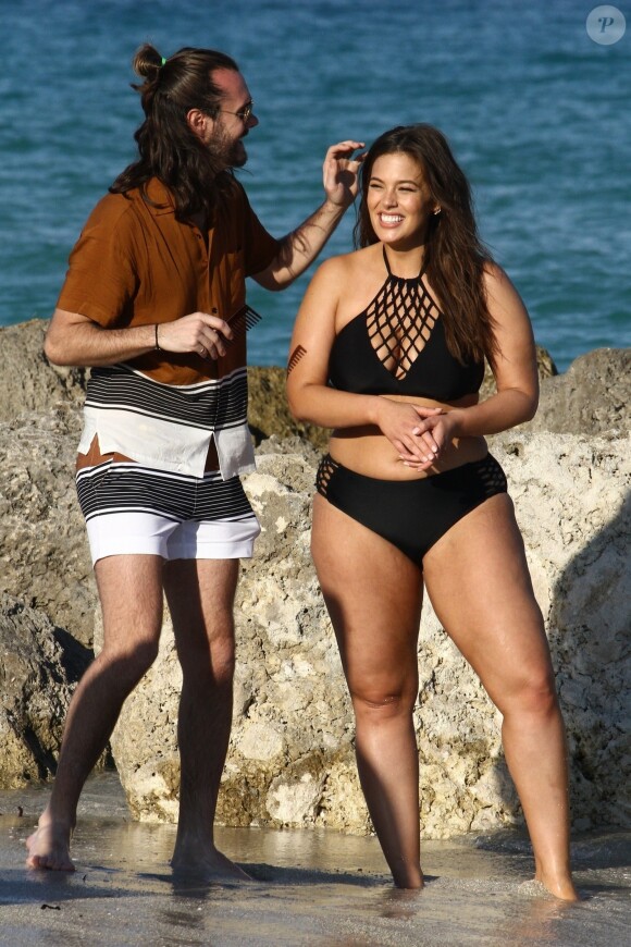 Ashley Graham en pleine séance photo sur la plage de Miami, le 14 mars 2018.