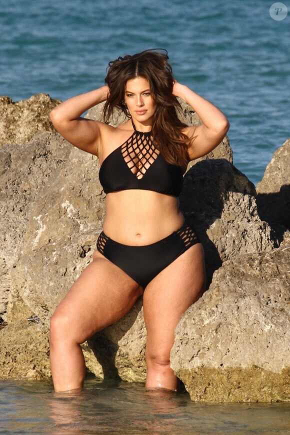 Ashley Graham en pleine séance photo sur la plage de Miami, le 14 mars 2018.