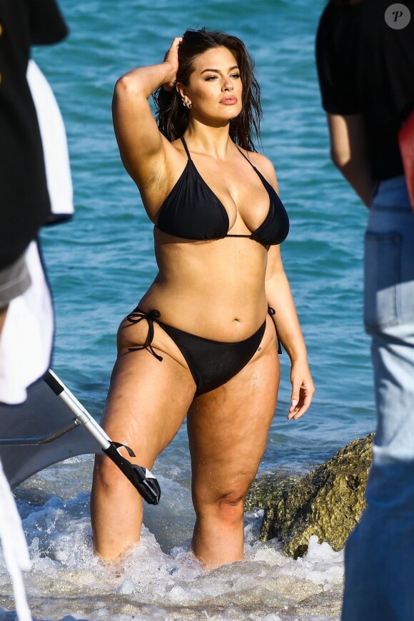 Ashley Graham en pleine séance photo sur la plage de Miami, le 14 mars 2018.