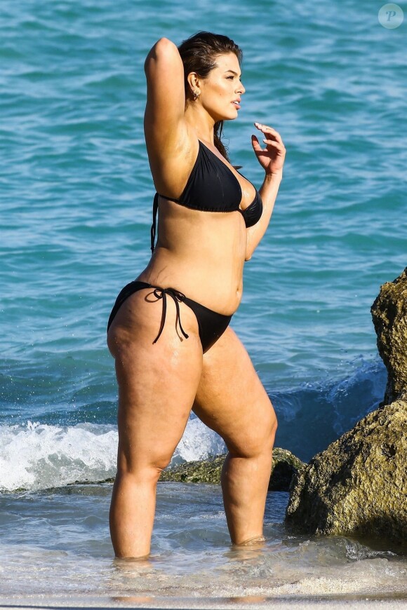Ashley Graham en pleine séance photo sur la plage de Miami, le 14 mars 2018.