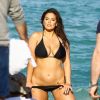 Ashley Graham en pleine séance photo sur la plage de Miami, le 14 mars 2018.