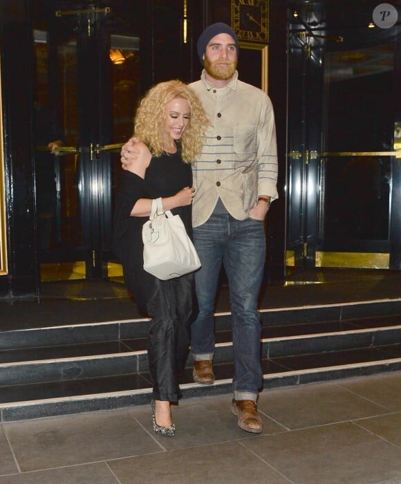 Kylie Minogue et son ex-compagnon Joshua Sasse à la sortie de l'hôtel Dorchester à Londres, le 23 avril 2016. © CPA/Bestimage