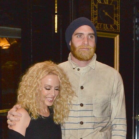 Kylie Minogue et son ex-compagnon Joshua Sasse à la sortie de l'hôtel Dorchester à Londres, le 23 avril 2016. © CPA/Bestimage