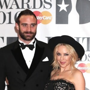 Kylie Minogue et son ex-fiancé Joshua Sasse à la Cérémonie des BRIT Awards 2016 à l'O2 Arena à Londres, le 24 février 2016.