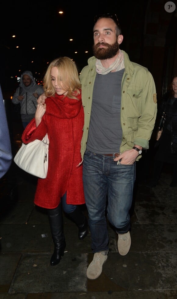 Kylie Minogue et son ex-compagnon Joshua Sasse arrivent à Londres par l'Eurostar le 3 décembre 2015. © CPA / Bestimage