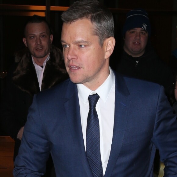 Matt Damon salue ses fans dans les rues de New York, le 11 décembre 2017