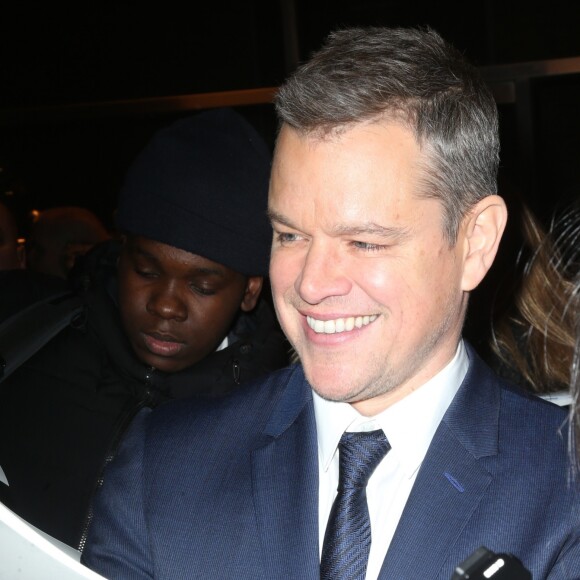 Matt Damon salue ses fans dans les rues de New York, le 11 décembre 2017