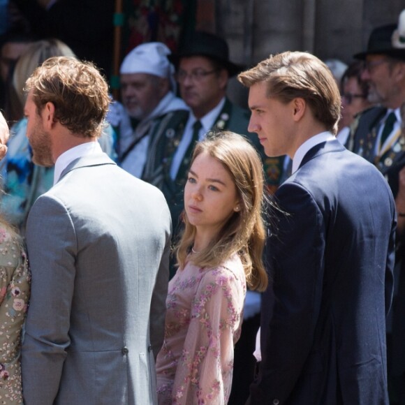 Pierre Casiraghi, Beatrice Borromeo, Charlotte Casiraghi, la princesse Alexandra de Hanovre et son compagnon Ben-Sylvester Strautmann ensemble le 8 juillet 2017 à Hanovre lors du mariage religieux du prince Ernst August Jr de Hanovre et d'Ekaterina Malysheva.