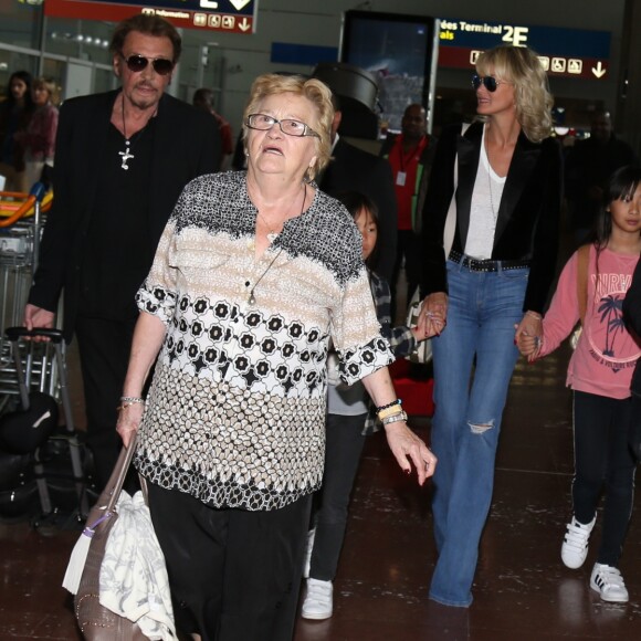 Johnny Hallyday avec sa femme Laeticia, ses enfants Jade et Joy ainsi que la grand-mère de Laeticia Elyette Boudou arrivent à l'aéroport de Roissy en provenance de Los Angeles. Roissy-en-France le 26 juin 2016.