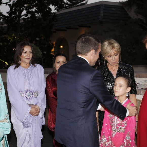 Emmanuel Macron et Brigitte Macron accueillis pour l'iftar par le roi Mohammed VI du Maroc, sa femme la princesse Lalla Salma du Maroc, leur fille la princesse Lalla Khadija du Maroc et ses soeurs les princesses Lalla Meryem, Lalla Hasnaa et Lalla Hasma à Rabat le 14 juin 2017, lors de la visite privée du couple présidentiel. © Abdeljalil Bounhar/Pool/Bestimage