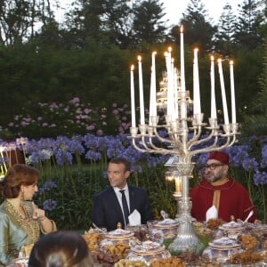 Emmanuel Macron et Brigitte Macron ont été accueillis le 14 juin 2017 à Rabat pour l'iftar par le roi Mohammed VI du Maroc, sa femme la princesse Lalla Salma du Maroc et leurs enfants le prince Moulay El Hassan et la princesse Lalla Khadija ainsi que le prince Moulay Rachid et les princesses Lalla Meryem, Lalla Hasnaa et Lalla Hasma. © Abdeljalil Bounhar/Pool/Bestimage