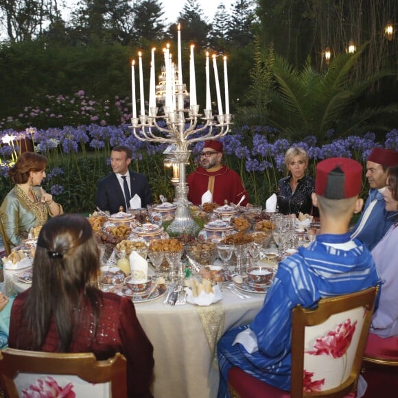 Emmanuel Macron et Brigitte Macron ont été accueillis le 14 juin 2017 à Rabat pour l'iftar par le roi Mohammed VI du Maroc, sa femme la princesse Lalla Salma du Maroc et leurs enfants le prince Moulay El Hassan et la princesse Lalla Khadija ainsi que le prince Moulay Rachid et les princesses Lalla Meryem, Lalla Hasnaa et Lalla Hasma. © Abdeljalil Bounhar/Pool/Bestimage