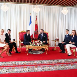 Le roi Mohammed VI et la princesse Lalla Salma du Maroc recevant, le 14 juin 2017 à Rabat, Emmanuel et Brigitte Macron, en présence de leur fils le prince héritier Moulay El Hassan et du prince Moulay Rachid et son épouse Lalla Oum Kelthoum. © Sébastien Valiela/Bestimage