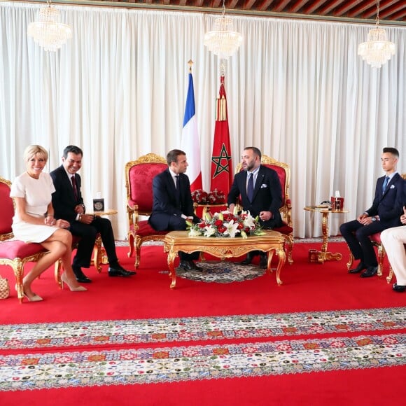 Le roi Mohammed VI et la princesse Lalla Salma du Maroc recevant, le 14 juin 2017 à Rabat, Emmanuel et Brigitte Macron, en présence de leur fils le prince héritier Moulay El Hassan et du prince Moulay Rachid et son épouse Lalla Oum Kelthoum. © Sébastien Valiela/Bestimage