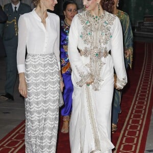 La princesse Lalla Salma du Maroc avec la reine Letizia d'Espagne le 14 juillet 2014 à Rabat lors du dîner de gala en l'honneur du couple royal espagnol en visite officielle au Maroc.