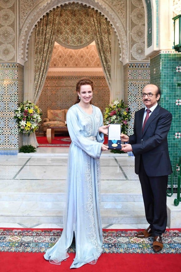 La princesse Lalla Salma du Maroc recevant le 25 mai 2017 à Rabat la médaille d'or de l'Organisation mondiale de la santé (OMS) pour son engagement dans la lutte contre le cancer.
