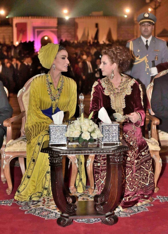 La princesse Lalla Salma du Maroc (à droite) avec la Sheikha Moza bint Nasser Al Missned le 7 mai 2016 lors de l'ouverture du Festival mondial de musique sacrée à Fez.