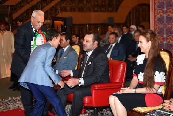 Le roi Mohammed VI du Maroc et la princesse Lalla Salma le 16 juin 2015 face à leur fils le prince Moulay El Hassan lors de la cérémonie marquant la fin de son année scolaire.
