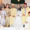  La princesse Lalla Salma du Maroc, sa fille Lalla Khadija, et le roi Mohammed VI avec son fils le prince Moulay El Hassan entourant le prince Moulay Rachid et Lalla Oum Keltoum lors de leur mariage le 14 novembre 2014 à Rabat. 