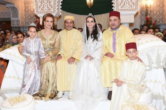 La princesse Lalla Salma du Maroc, sa fille Lalla Khadija, et le roi Mohammed VI avec son fils le prince Moulay El Hassan entourant le prince Moulay Rachid et Lalla Oum Keltoum lors de leur mariage le 14 novembre 2014 à Rabat.