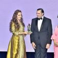  La princesse Lalla Salma du Maroc recevant le 22 octobre 2016 le Tribute Award des mains du prince Charles-Philippe d'Orléans lors du 3e Bal de la Riviera à Estoril au Portugal, en reconnaissance de son engagement dans la lutte contre le cancer. 