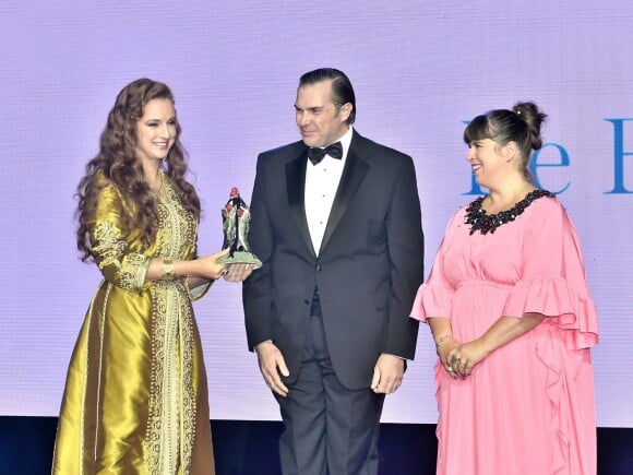 La princesse Lalla Salma du Maroc recevant le 22 octobre 2016 le Tribute Award des mains du prince Charles-Philippe d'Orléans lors du 3e Bal de la Riviera à Estoril au Portugal, en reconnaissance de son engagement dans la lutte contre le cancer.