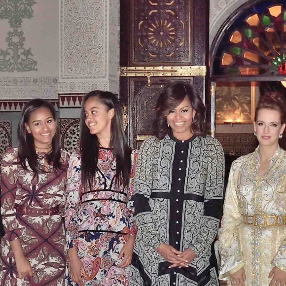 La princesse Lalla Salma du Maroc (caftan doré) au côté de Michelle Obama et ses filles Malia et Sasha le 28 juin 2016 à Marrakech.
