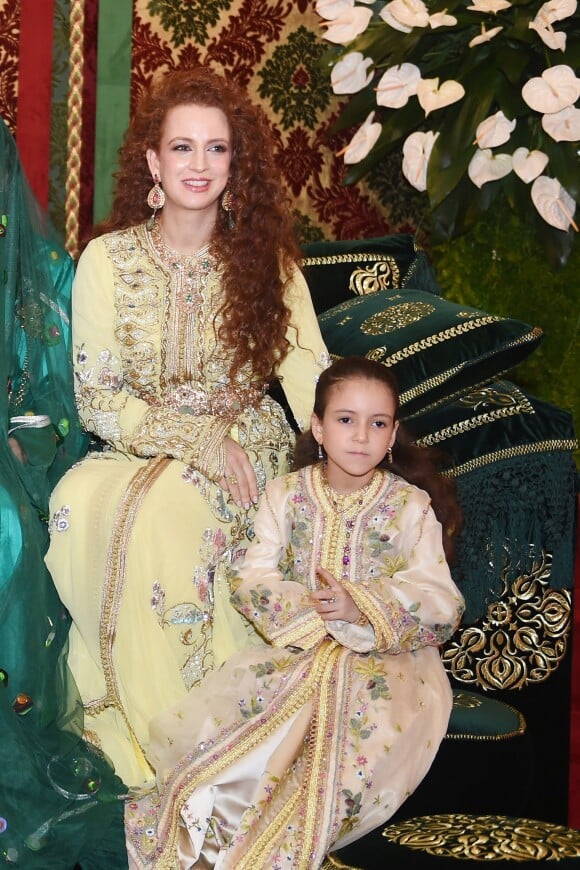 La princesse Lalla Salma du Maroc et sa fille Lalla Khadija lors du mariage du prince Moulay Rachid et de Lalla Oum Keltoum en novembre 2014 à Rabat.