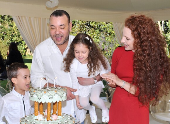 Le roi Mohammed VI et la princesse Lalla Salma du Maroc avec leurs enfants le prince Moulay El Hassan et la princesse Lalla Khadija le 28 février 2011, lors du 4e anniversaire de Khadija.