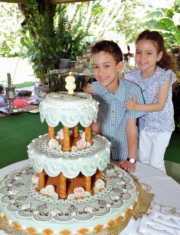 Le prince Moulay El Hassan du Maroc fêtant ses 8 ans le 8 mai 2013, avec sa petite soeur Lalla Khadija.