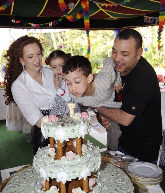 La princesse Lalla Salma et le roi Mohammed VI du Maroc lors du 7e anniversaire de leur fils le prince Moulay El Hassan, avec leur fille Lalla Khadija, en mai 2010à Rabat.
