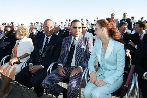 Le roi Mohammed VI du Maroc et la princesse Lalla Salma sur le Charles-de-Gaulle à Toulon le 15 août 2014 avec Jacques et Bernadette Chirac.