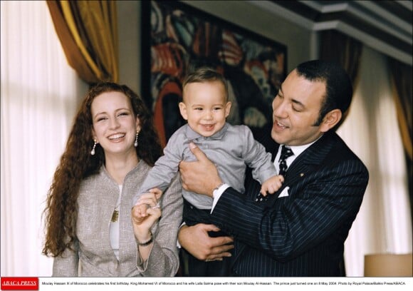 Le roi Mohammed VI du Maroc et la princesse Lalla Salma lors du 1er anniversaire de leur fils le prince Moulay El Hassan en mai 2004.